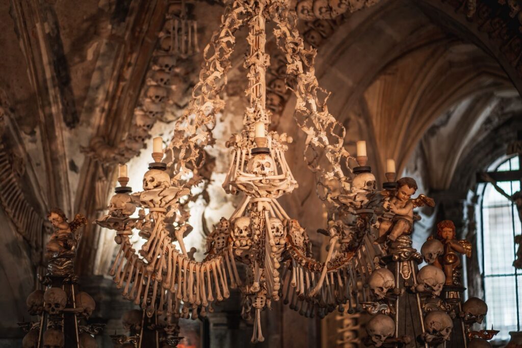 Ossuaire de Sedlec à Kutná Hora (Tchéquie) et son spectaculaire lustre composé d'os de corps humain
