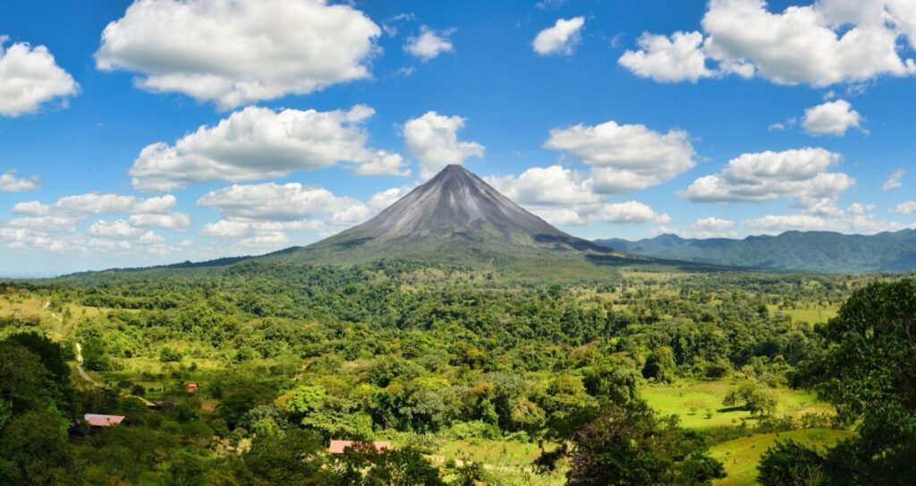 Panorama du volcan Arenal et de sa forêt tropicale
