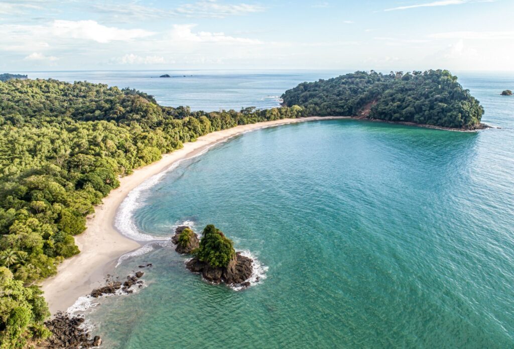 Vue aérienne de la plage Playa Manuel Antonio, Costa Rica