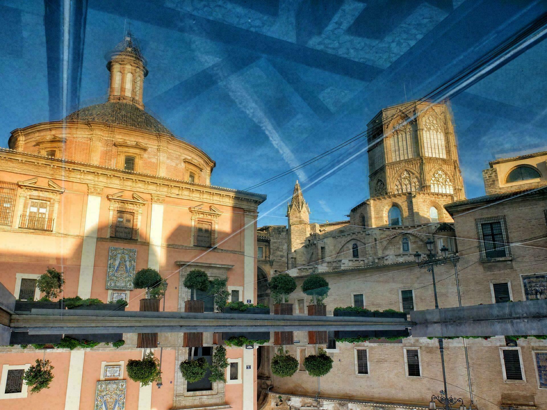 Reflet de la Basilique Royale et la Cathédrale de Valencia 