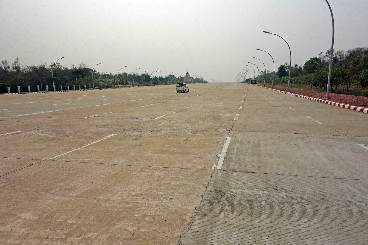 Les routes désertes de Naypyidaw