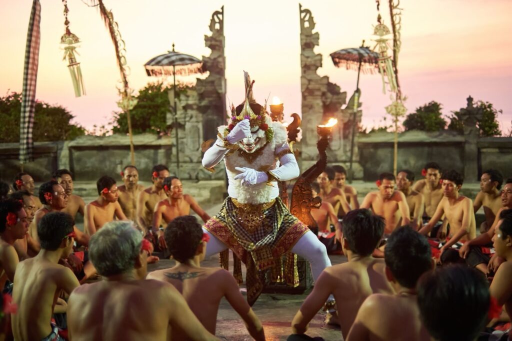 Danse traditionnelle balinaise Kecak au temple d'Uluwatu