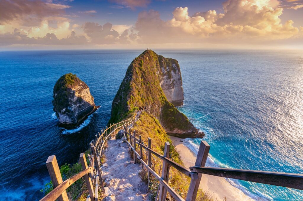 Plage de Kelingking sur l'île de Nusa Penida à Bali