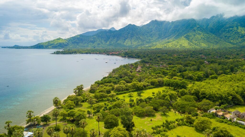Vue aérienne de la côte de Pemuteran à Bali