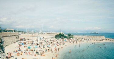 Une plage de Nice labellisée Pavillon Bleu