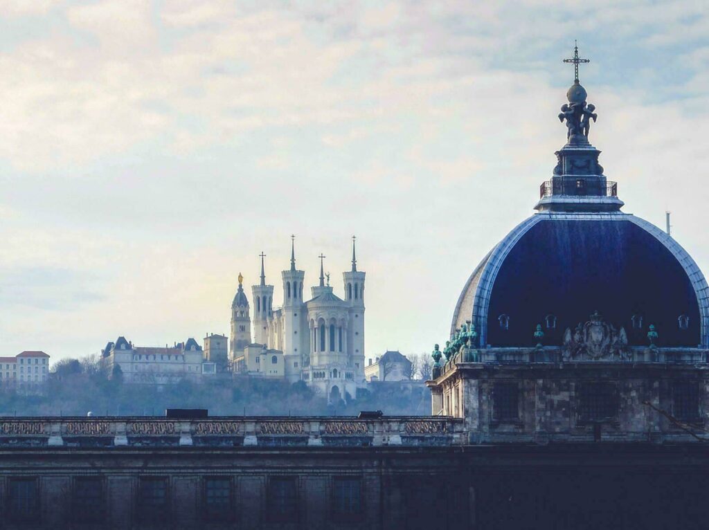 La basilique de Fourvière domine Lyon