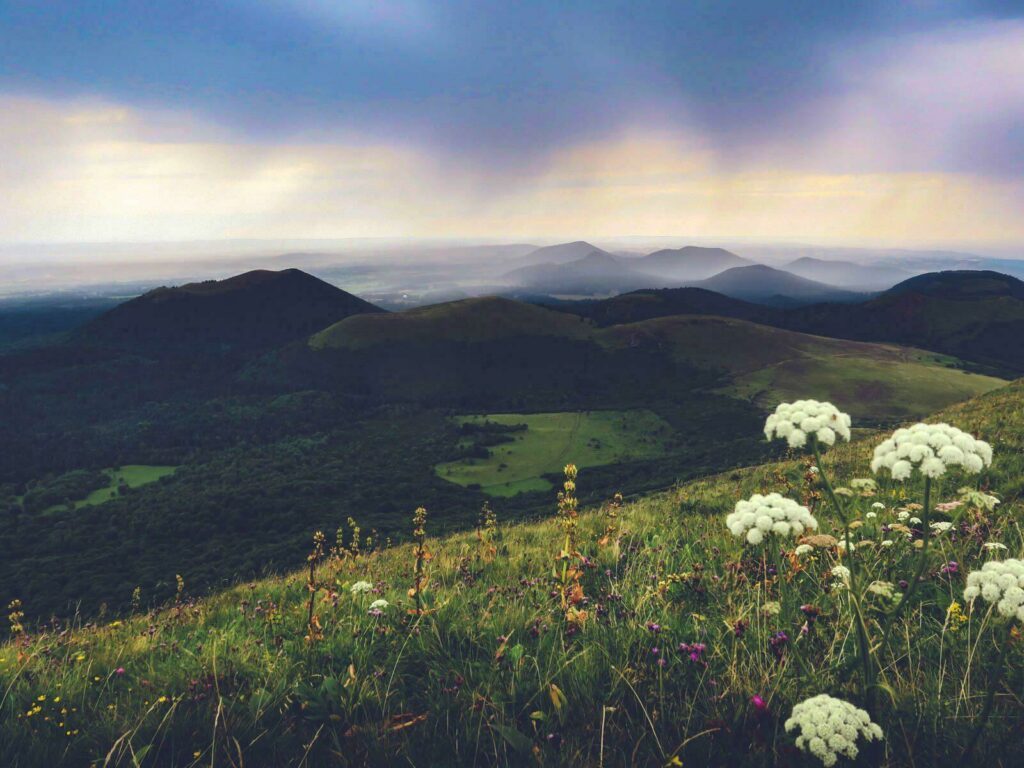 Vue sur la Chaîne des volcans d'Auvergne