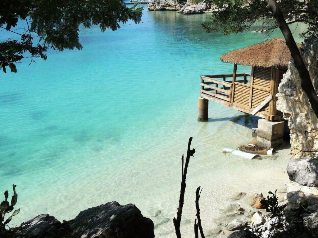 Petite plage et cabanon aux Bahamas