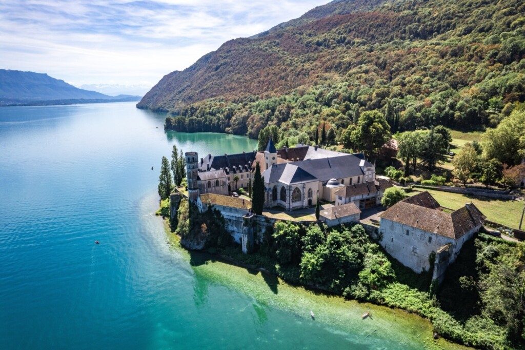 Vue aérienne de l'abbaye de Hautecombe et du lac du Bourget, en Savoie