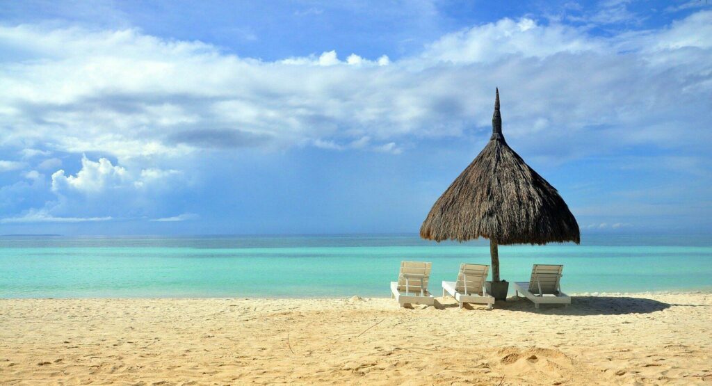 Plage de sable blanc en amoureux aux Philippines