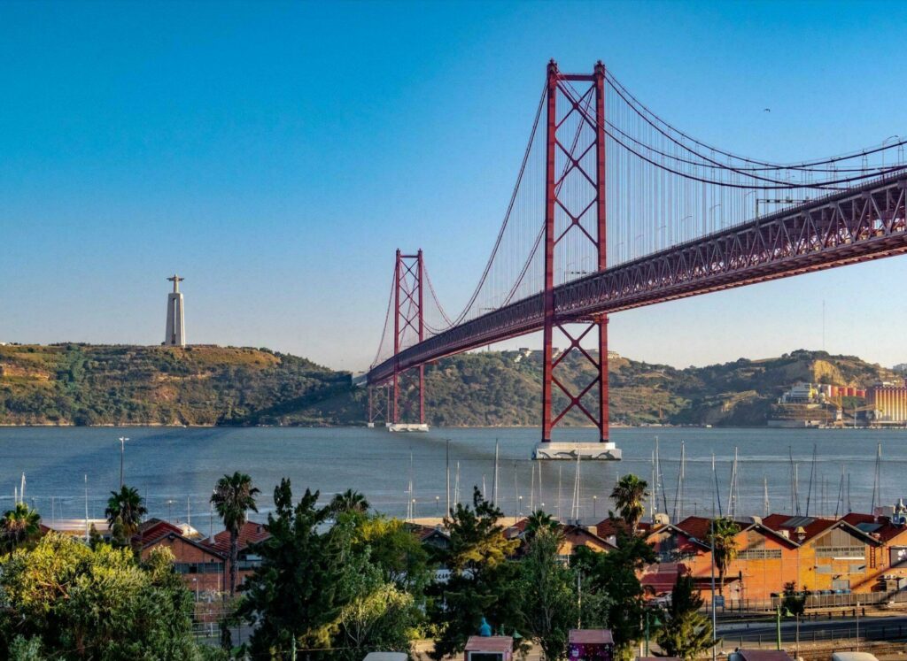 Lisbonne : pont du 25 avril traverse le Tage 