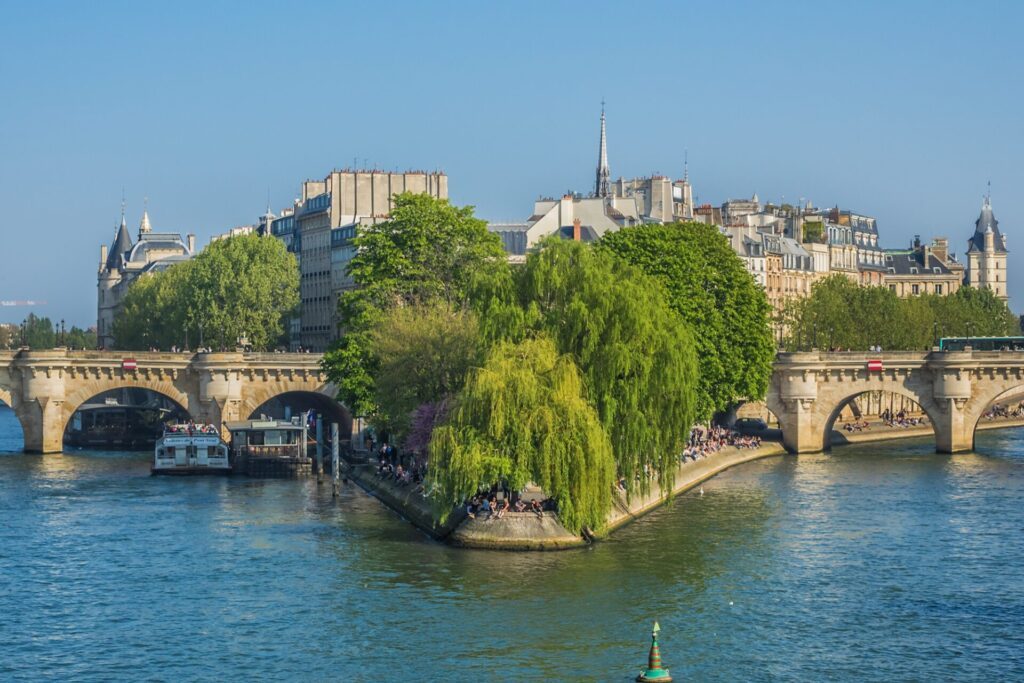 Square du Vert-Galant sur l’Île de la Cité, spot parfait en amoureux (Paris)