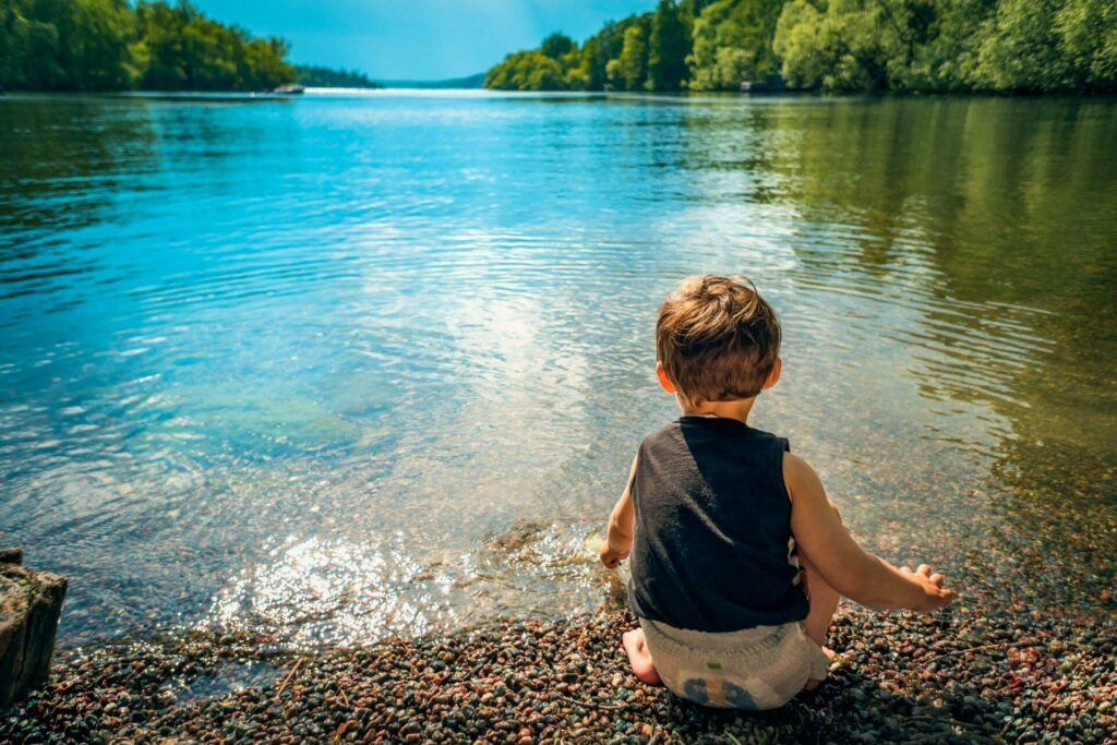 enfant lac en juin