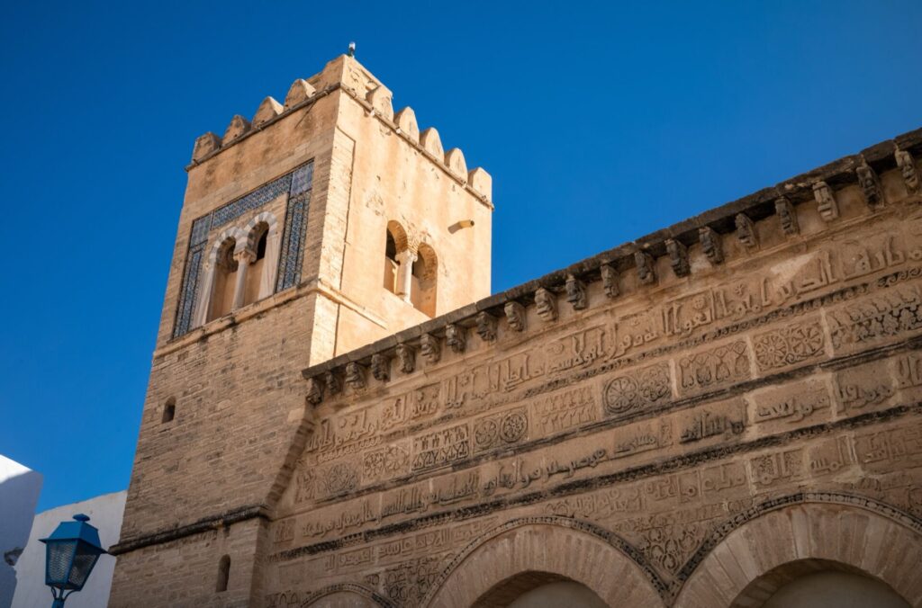 Le minaret de l'ancienne Mosquée des Trois Portes à Kairouan