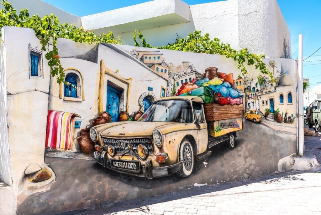 Mur peint à Djerbahood, sur l'île de Djerba