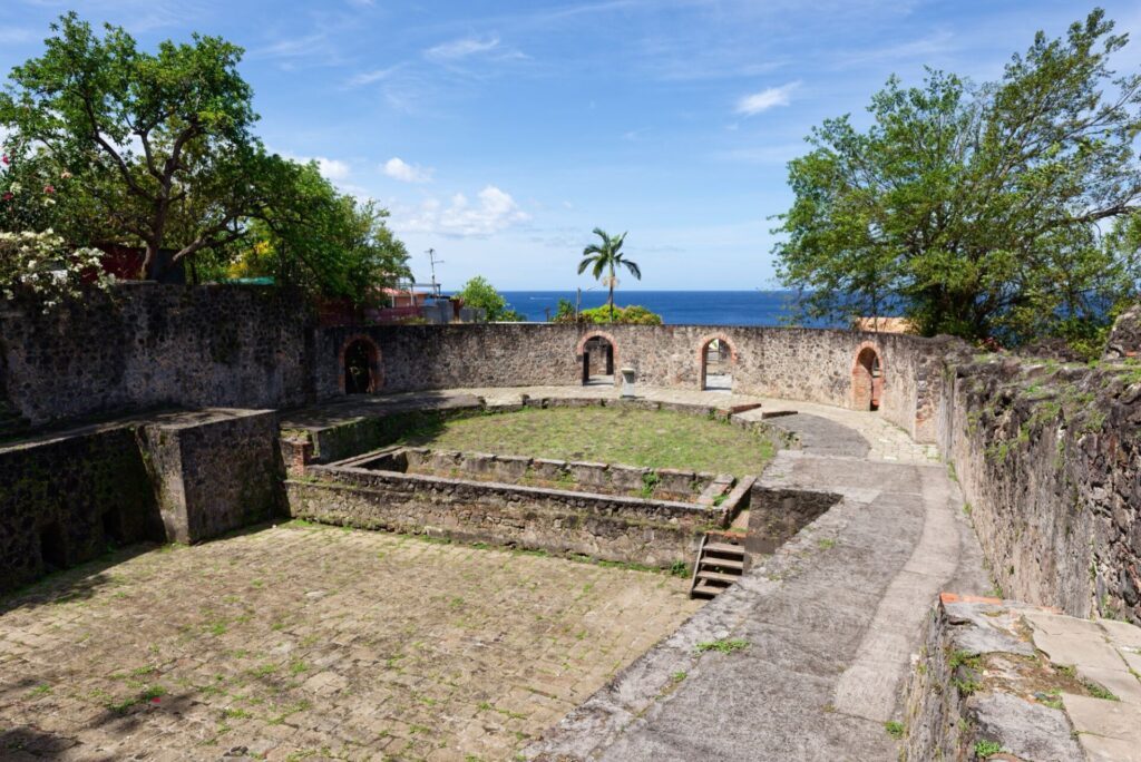 Vestiges historiques des ruines du théâtre Saint-Pierre, détruit par l'éruption de la Montagne Pelée en 1902