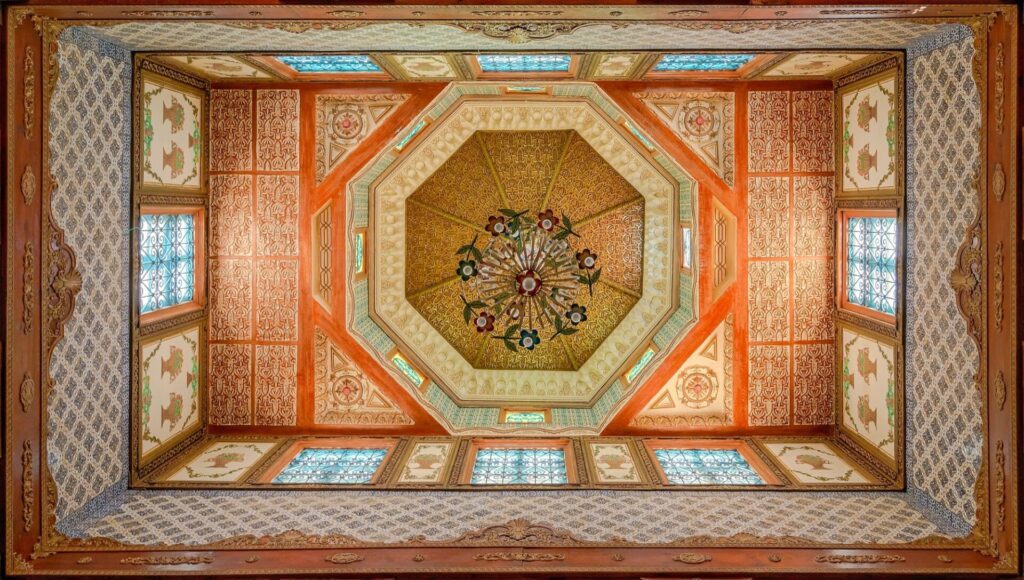 Vue sur le plafond décoré du bâtiment historique du gouverneur de la ville de Kairouan