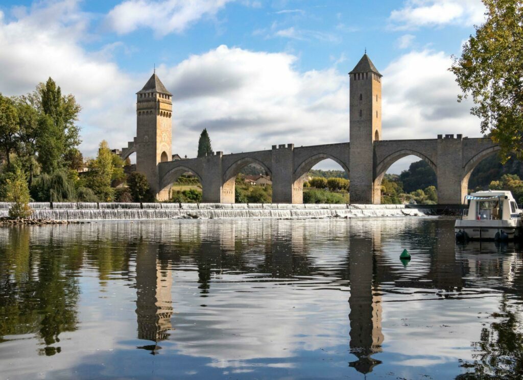 Le pont Valentré franchissant le Lot