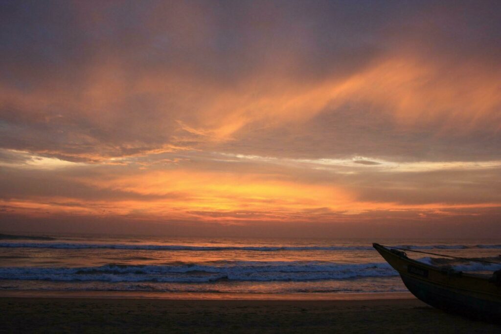 Admirer un coucher de soleil à la plage de Kalutara, Sri Lanka