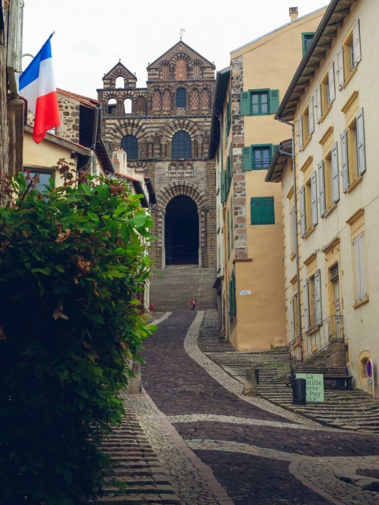 La cathedralde du Puy-en-Velay vue depuis la rue