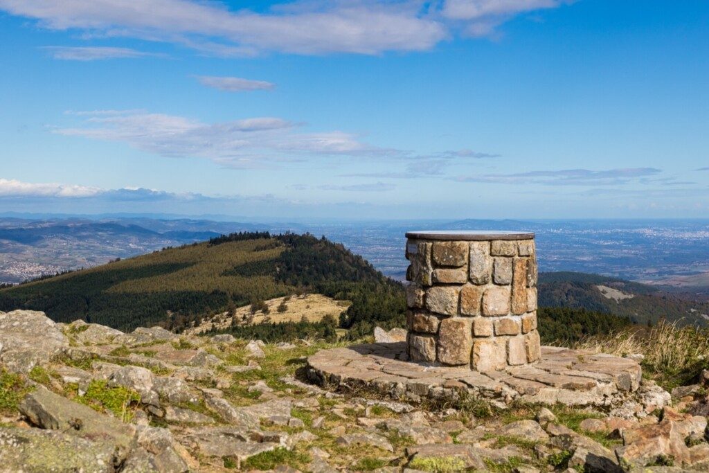 Table d’orientation au sommet du Crêt de l’OEillon, dans le parc naturel régional du Pilat, à 1h de Lyon