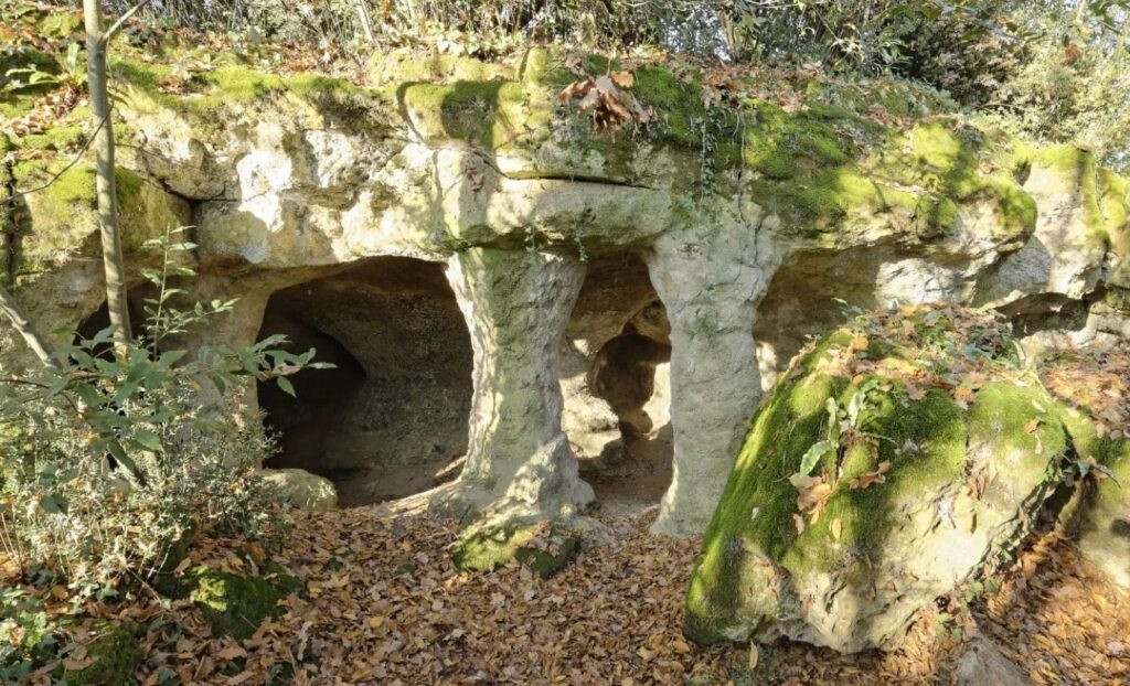L'entrée de la grotte de Pair-non-Pair dans les environs de Bordeaux