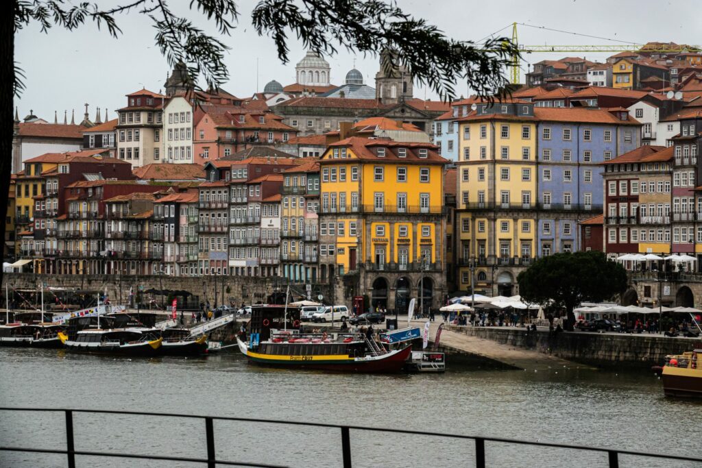 Vue sur le vieux port de Porto