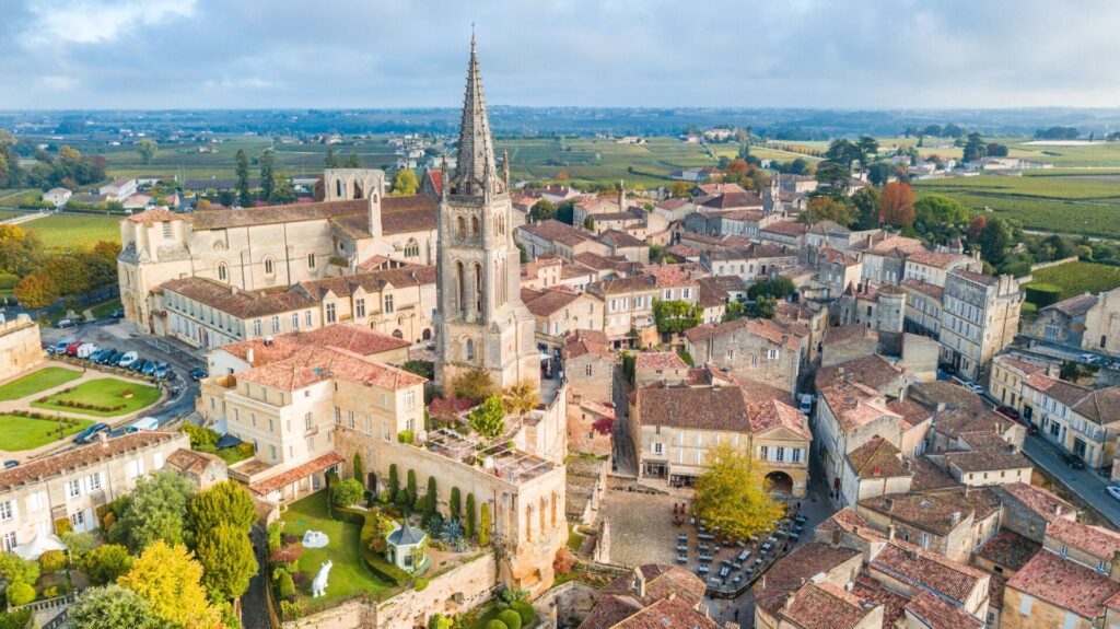 Vue aérienne de la ville de Saint-Emilion, près de Bordeaux