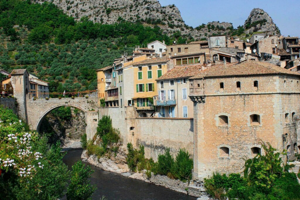 Visiter Entrevaux, petit bijou de la région Provence-Alpes-Côte d'Azur