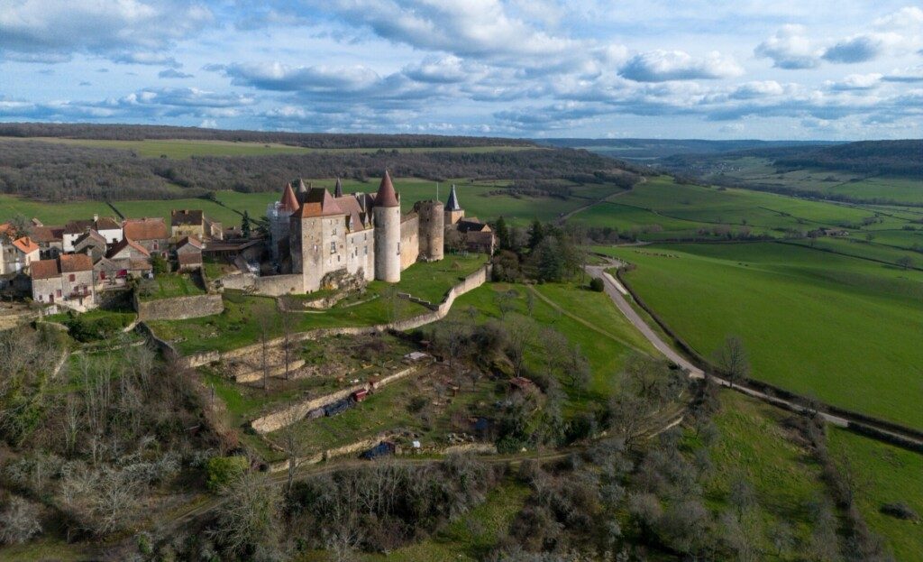 Le château de Châteauneuf-en-Auxois dans les environs de Dijon
