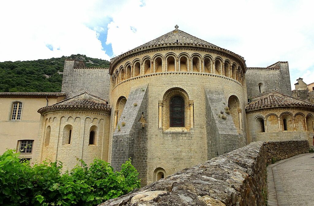 Découvrez l'abbaye dans le village Saint-Guilhem-le-Désert