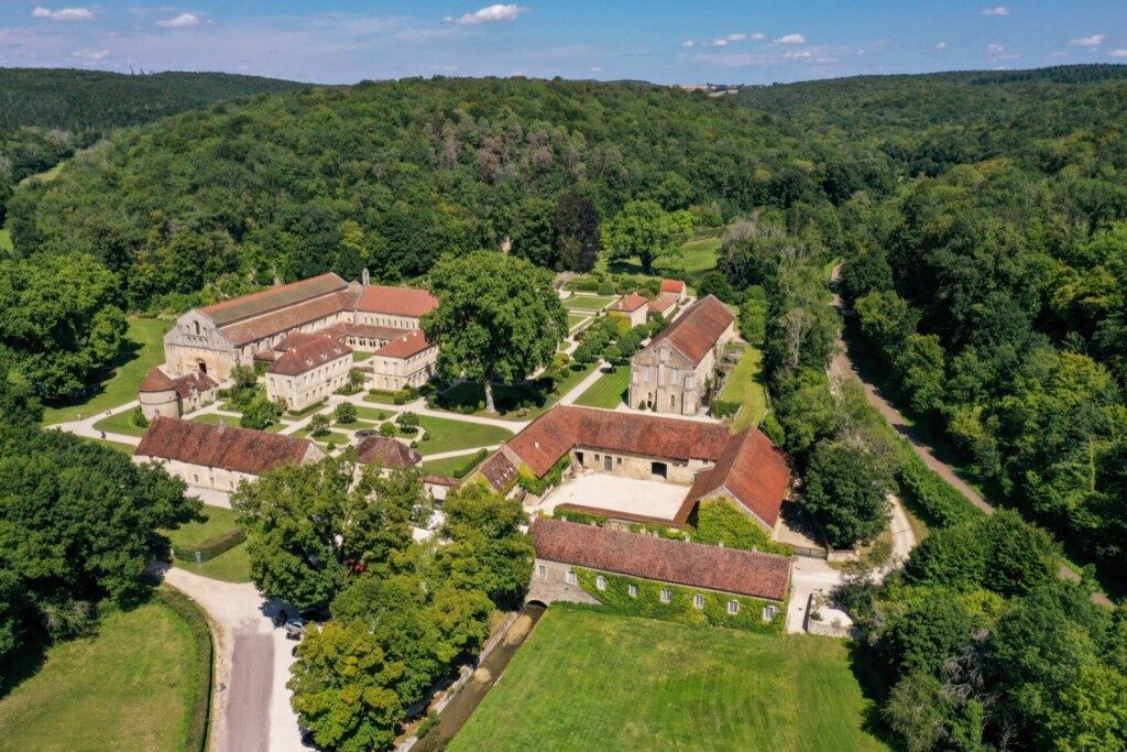 Vue aérienne sur l'abbaye de Fontenay, environs de Dijon