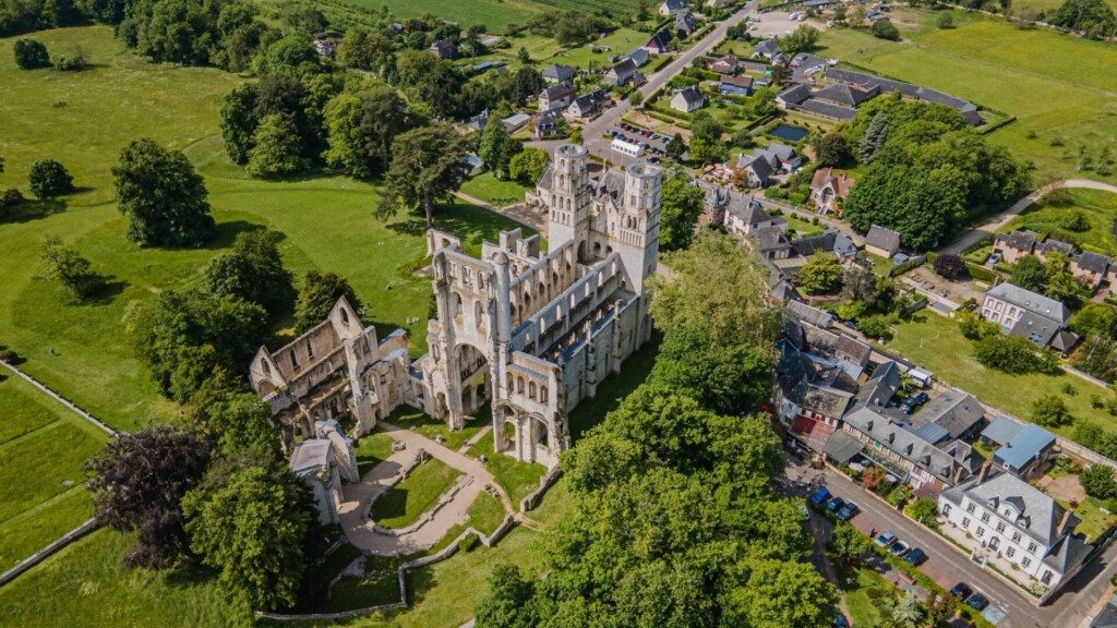 Les ruines de l'abbaye bénédictine médiévale de Jumièges, autour de Rouen