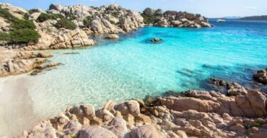 Destination la Sardaigne, une île Méditerranée pas cher
