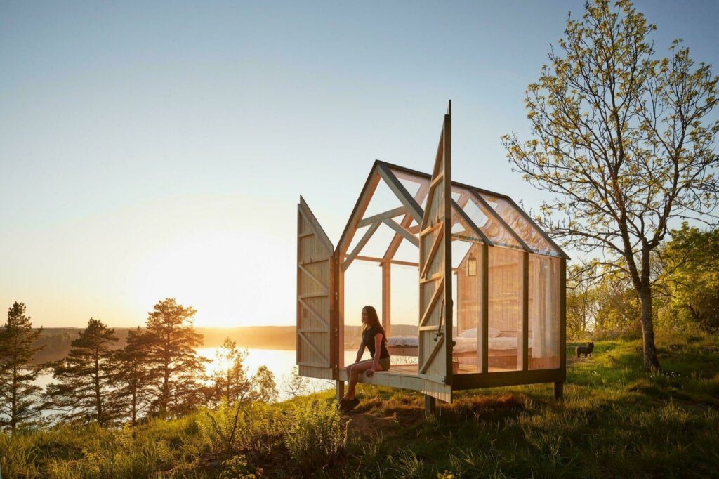 Cabane de verre et bois dans la nature