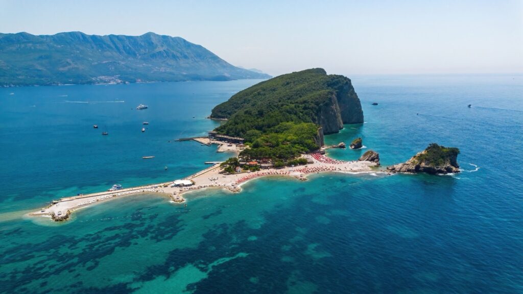 vue Aérienne sur Sveti Nikola (île de Saint-Nicolas) en face de de Budva