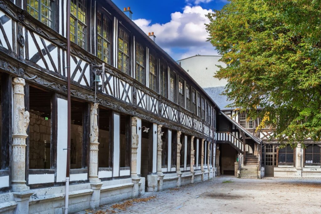 L'Aître Saint-Maclou à Rouen, un passage incontournable
