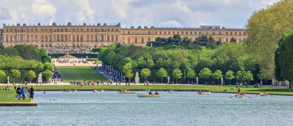 Profitez des jardins du château et du canal