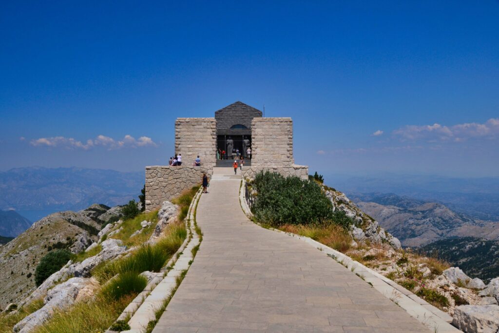 mausolée au sommet de la montagne