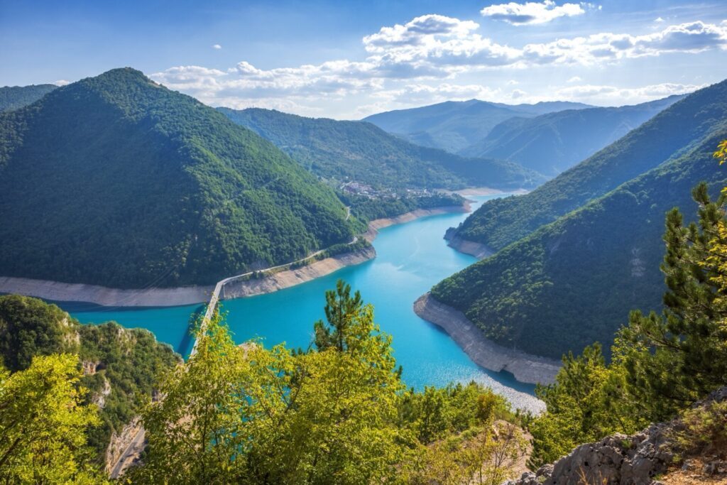 Paysage au lac Piva, dans la municipalité de Pluzine, au nord-ouest du Monténégro