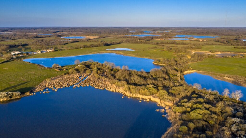 Vue aérienne des lacs, des étangs et des prairies dans la réserve naturelle de La Brenne, France