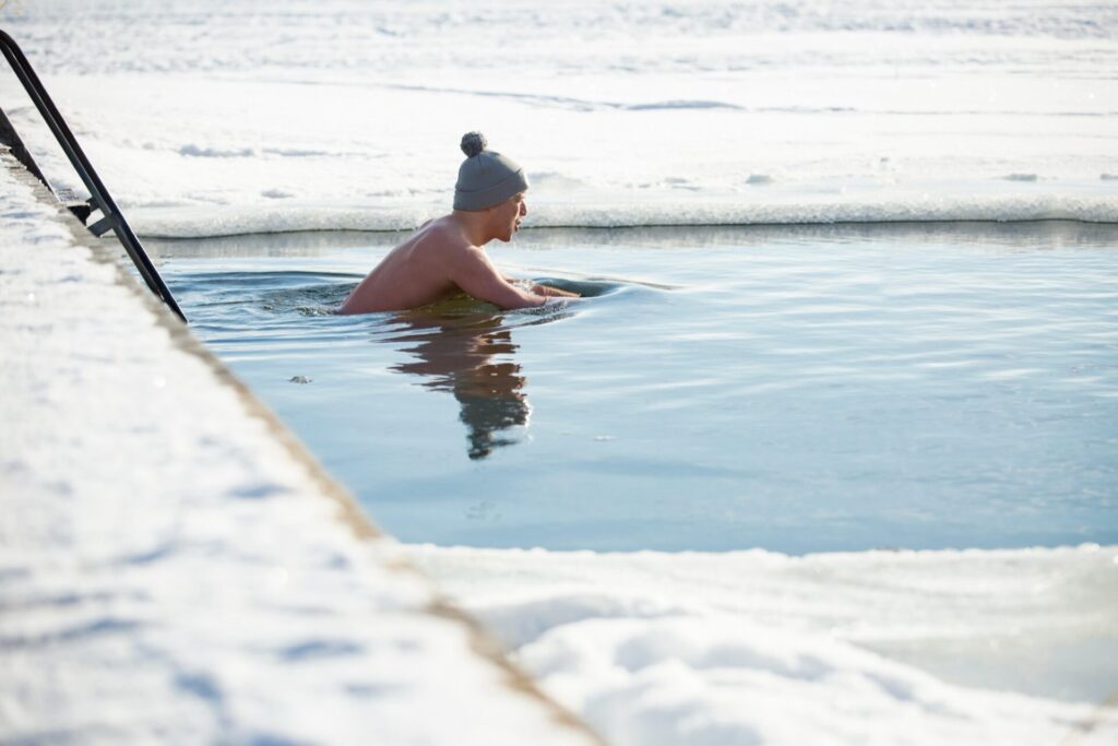 Bagnade dans un trou de glace, une activité hivernale typique en Finlande