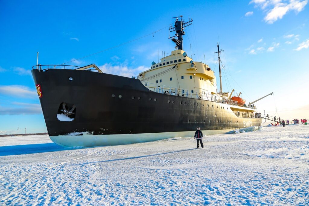 Le brise-glace arctique Sampo lors d'une croisière dans la mer Baltique gelée