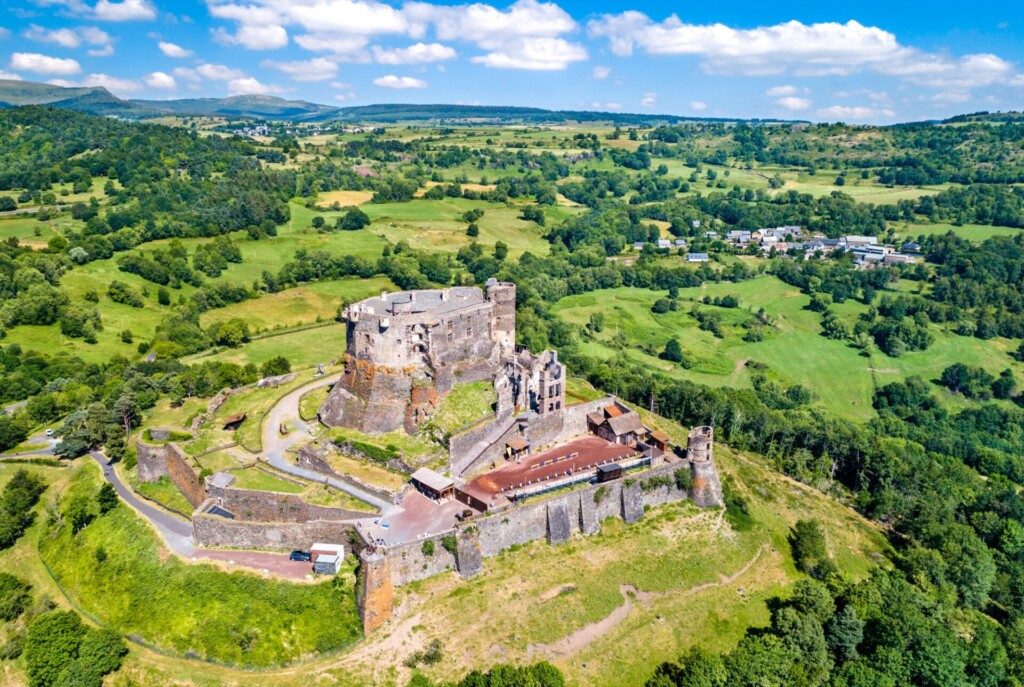 Vue aérienne du Château de Murol, autour de Clermont-Ferrand