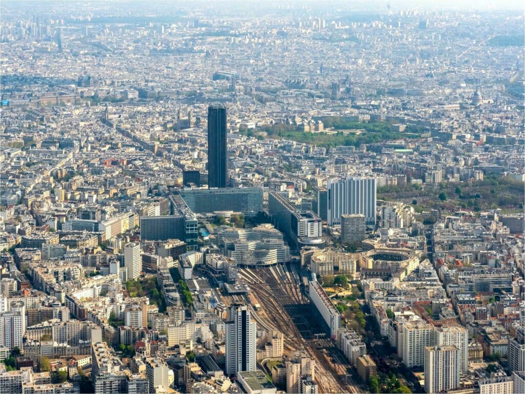 Vue aérienne sur la Tour Montparnasse et la gare