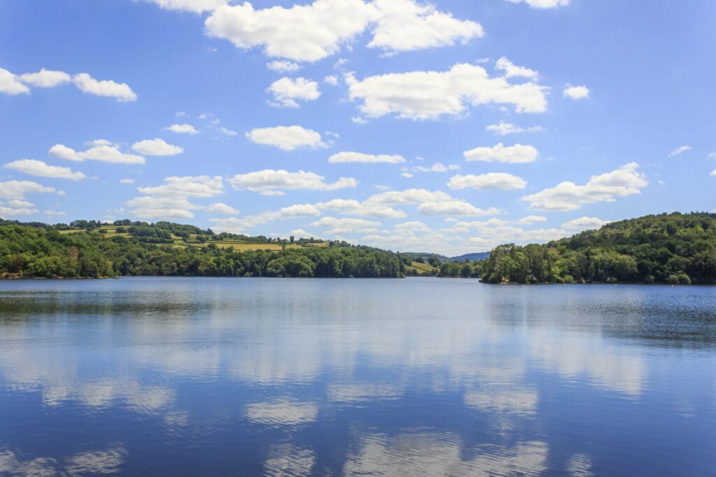 Lac du Crescent à faire dans le parc naturel du Morvan