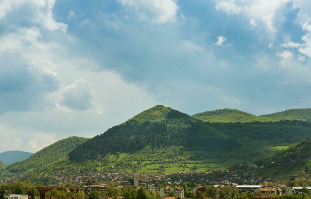 Paysage avec vue sur la pyramide du soleil (Visoko)