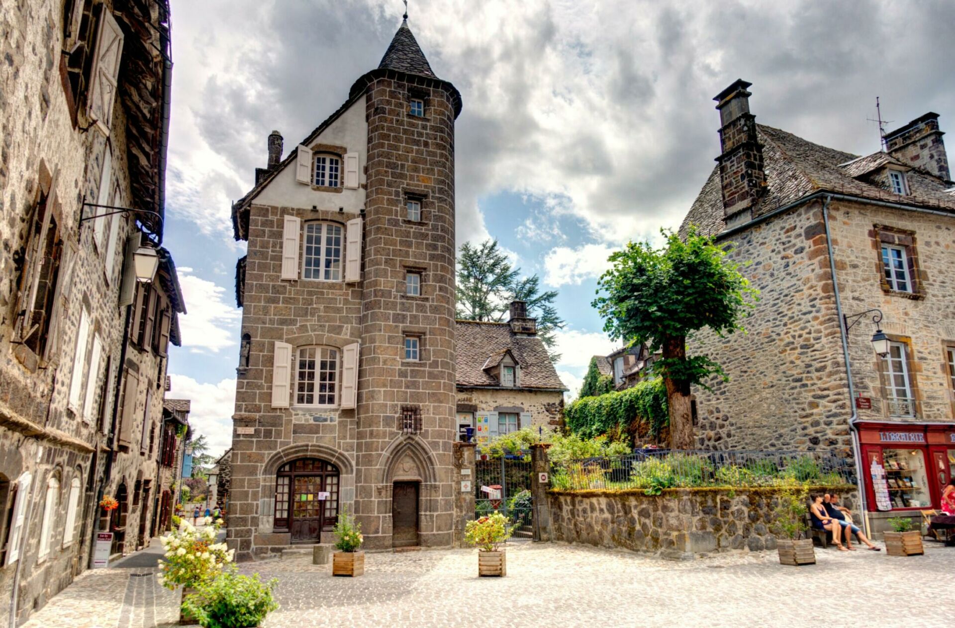 Salers - Village Médiéval Rue Du Foirail Salers France : les 25 plus beaux villages à découvrir sans plus tarder