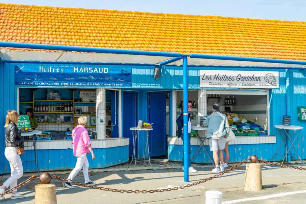 Boutique d'huîtres au port de La Cotinière à Saint-Pierre-d'Oléron, en face de La Rochelle