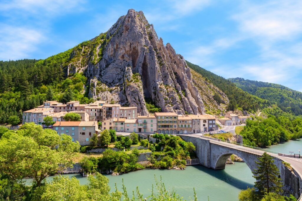 La route Napoléon passant à Sisteron